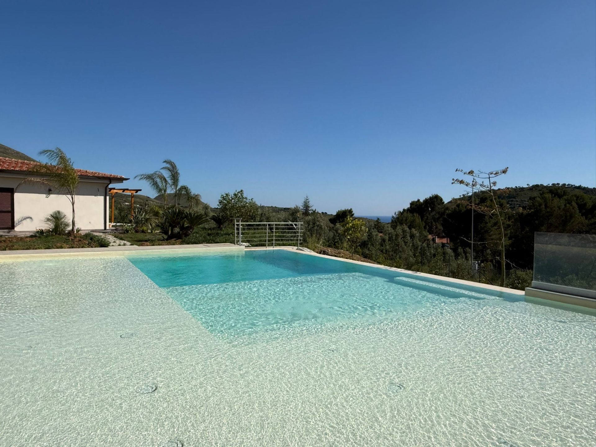 Piscina a sfioro con vista sul mare