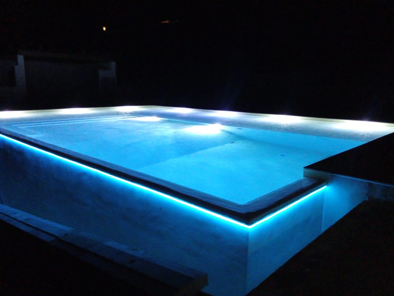 Piscina illuminata di notte
